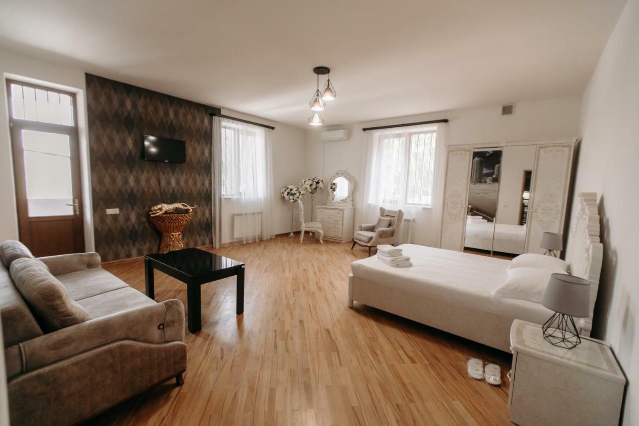 Castle Family Hotel Erivan Dış mekan fotoğraf