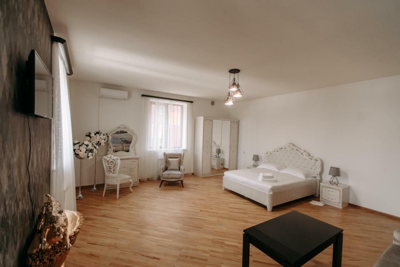Castle Family Hotel Erivan Dış mekan fotoğraf