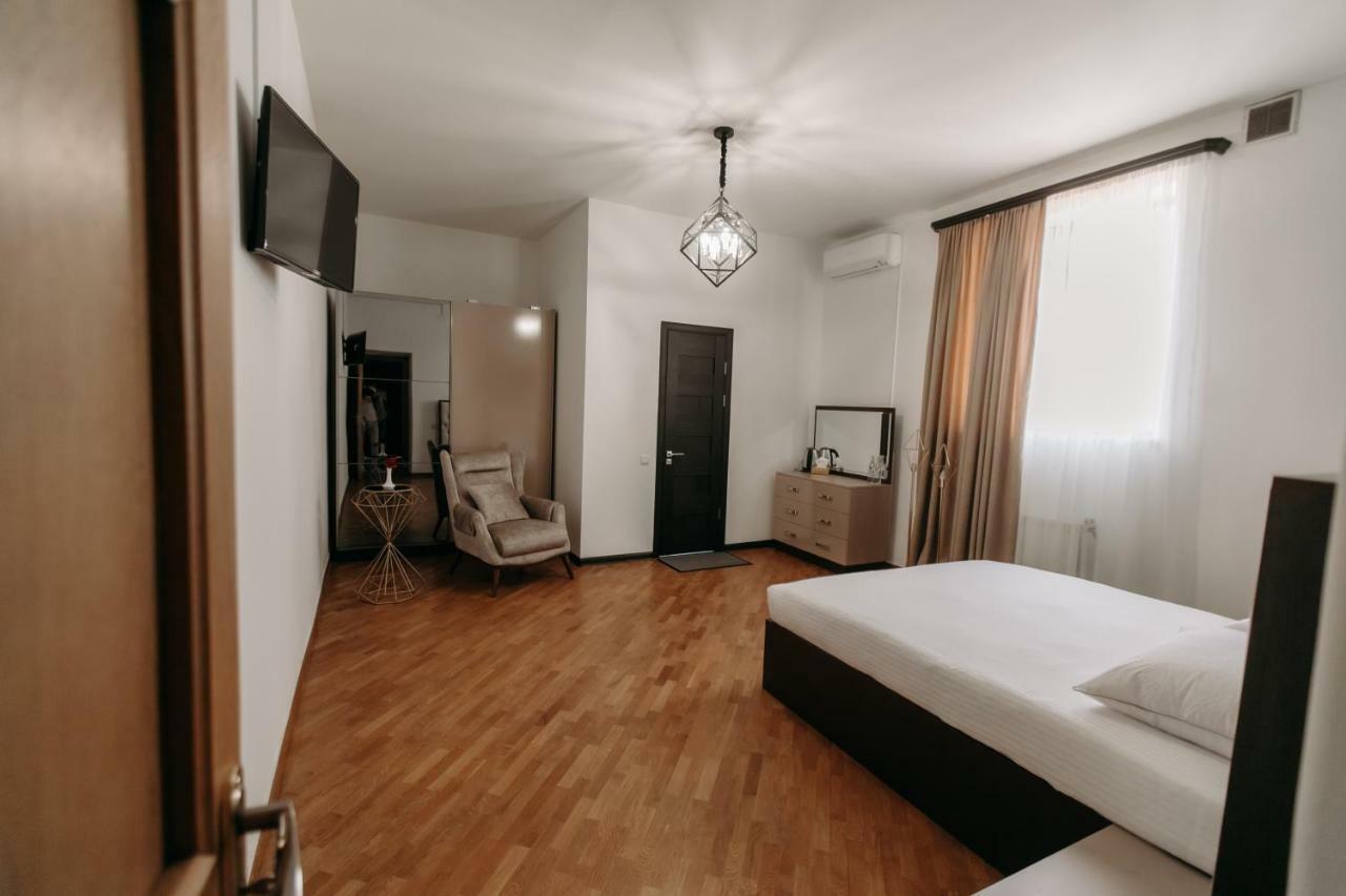 Castle Family Hotel Erivan Dış mekan fotoğraf