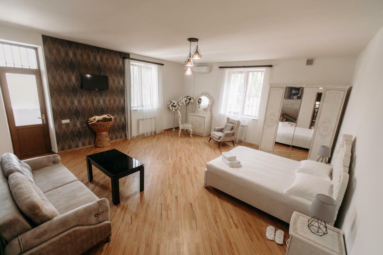Castle Family Hotel Erivan Dış mekan fotoğraf