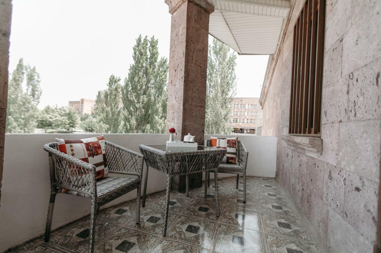 Castle Family Hotel Erivan Dış mekan fotoğraf