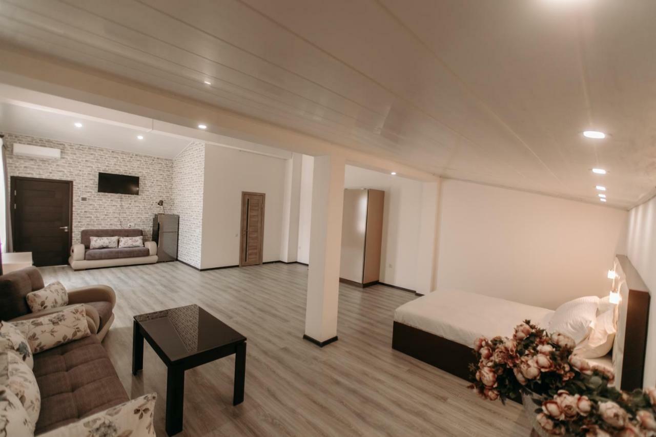 Castle Family Hotel Erivan Dış mekan fotoğraf