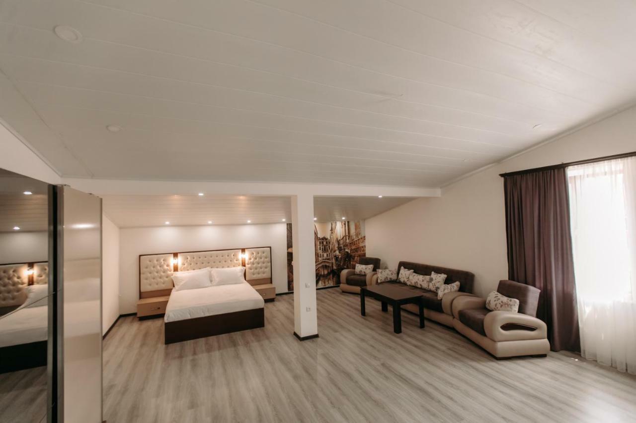 Castle Family Hotel Erivan Dış mekan fotoğraf
