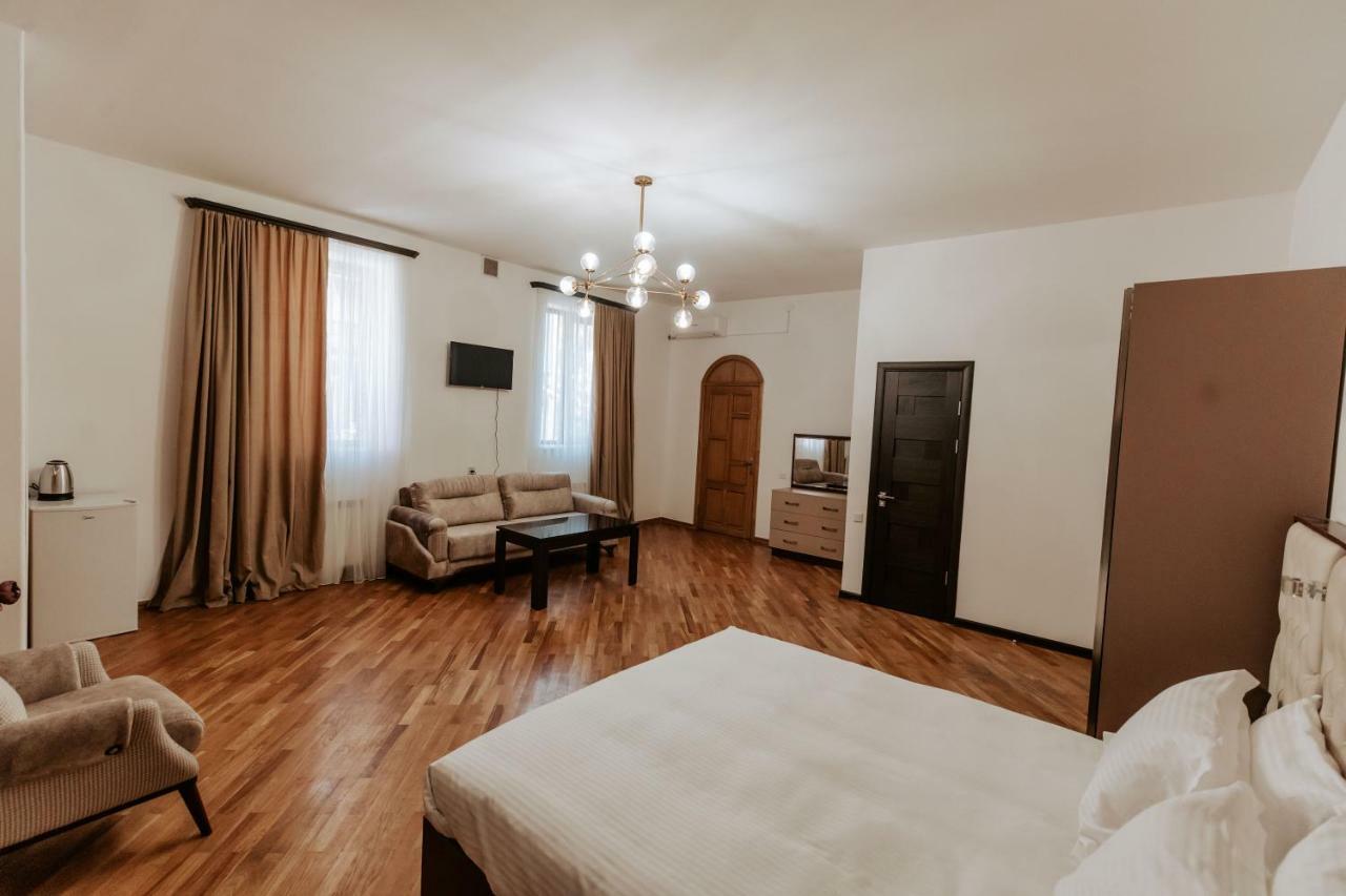 Castle Family Hotel Erivan Dış mekan fotoğraf